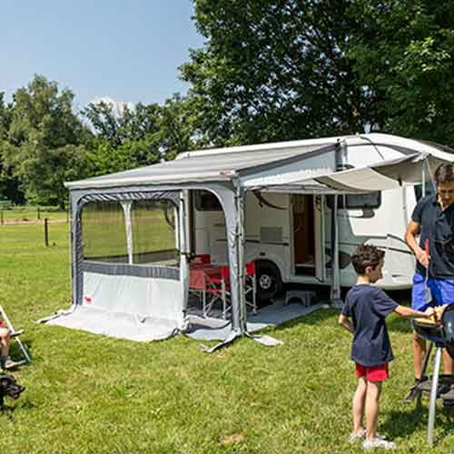 Privacy Room Ultra Light (3,5 M x H: 2,30-2,80 M) - Beg i gruppen Förtält & Markiser / Markiser / Husbilsmarkiser / Fiamma / Gavlar / Fronter hos Campingvaruhuset i Norden AB (73071)