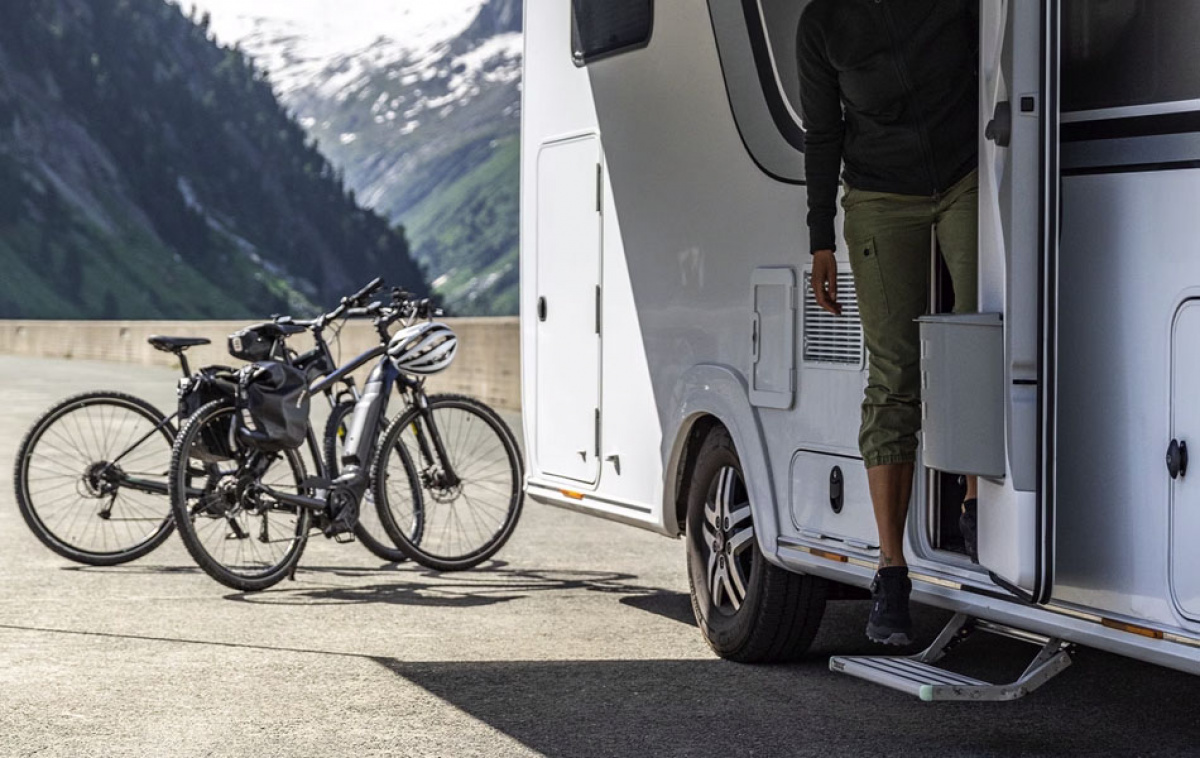 Omnistep 12v 460 Alu i gruppen Husvagn & Husbil / Chassi / Monterade Fotsteg hos Campingvaruhuset i Norden AB (65433)