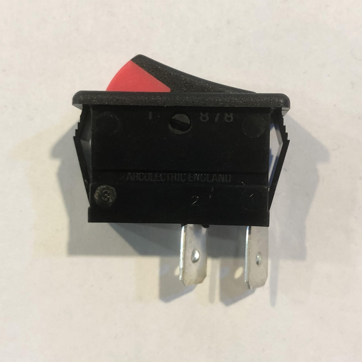 Strömbrytare Med Röd Färgmarkering i gruppen Husvagn & Husbil / Elektronik / Strömbrytare & In/Uttag / Strömbrytare hos Campingvaruhuset i Norden AB (65592)