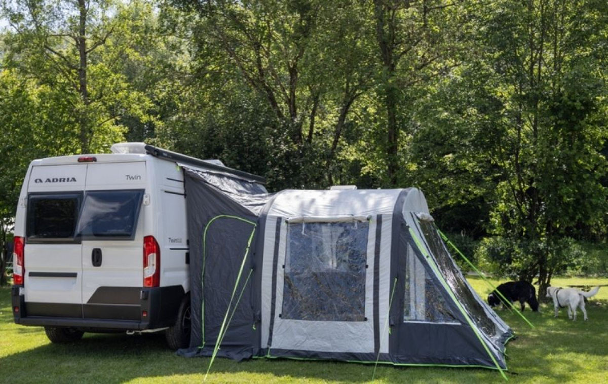 ReimoTent Tour Breeze Air i gruppen Förtält & Markiser / Förtält Husbil / Lufttält Husbil / Reimo Lufttält Husbil hos Campingvaruhuset i Norden AB (75853)