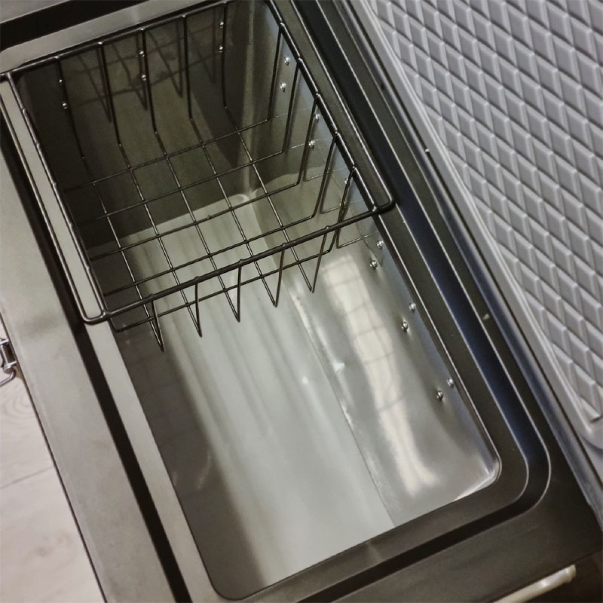 Sunwind Frysbox Ventus 70 - Gasol/12V/230V i gruppen Husvagn & Husbil / Värme, Kyla & Ventilation / Kylskåp & Kylboxar / Absorptionsskåp hos Campingvaruhuset i Norden AB (79405)