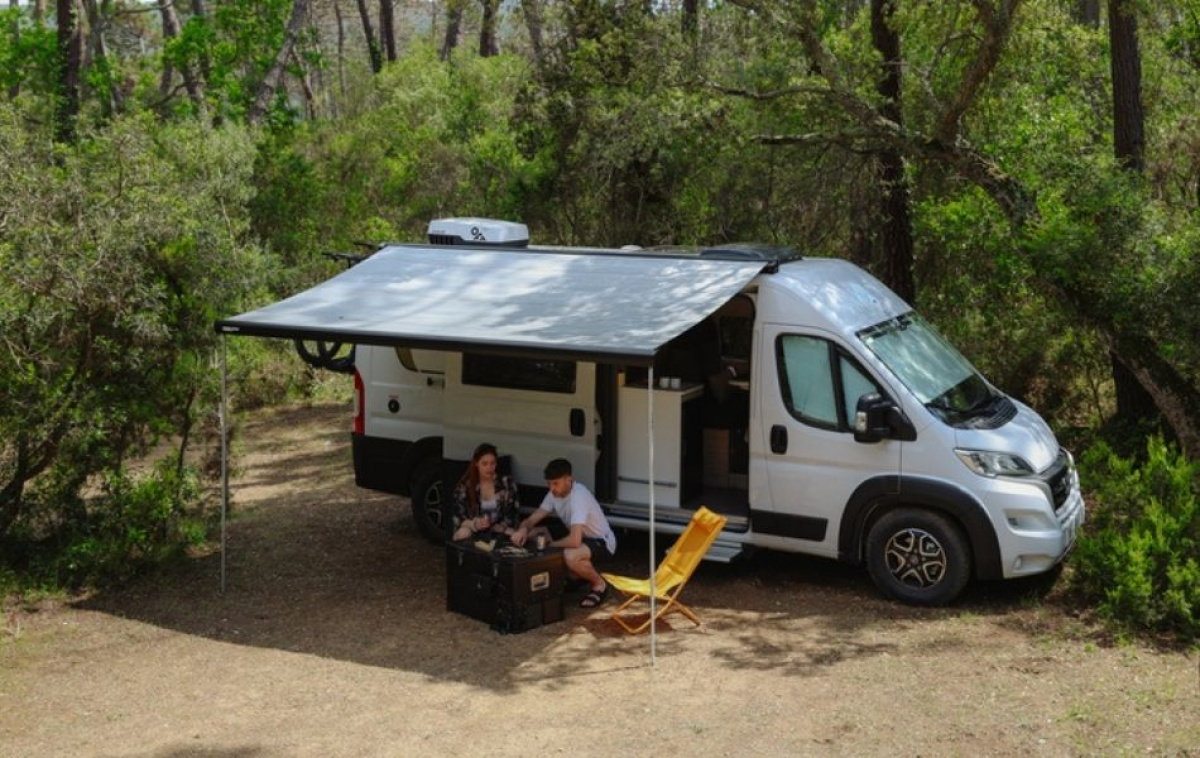IndelB Takmonterad AC Plein-Aircon 12V 1200W i gruppen Husvagn & Husbil / Värme, Kyla & Ventilation / AC / Takmonterad Luftkonditionering hos Campingvaruhuset i Norden AB (81009)