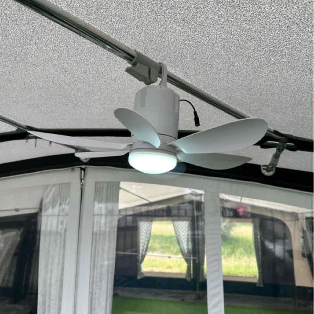 Uppladdningsbar Fläkt Med Lampa i gruppen Husvagn & Husbil / Värme, Kyla & Ventilation / Fläktar & Kaminer hos Campingvaruhuset i Norden AB (82790)