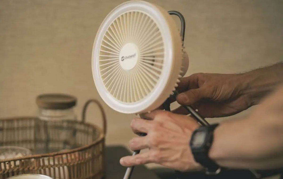 Outwell Fläkt Uppladdningsbar Eryon i gruppen Husvagn & Husbil / Värme, Kyla & Ventilation / Fläktar & Kaminer hos Campingvaruhuset i Norden AB (83188)